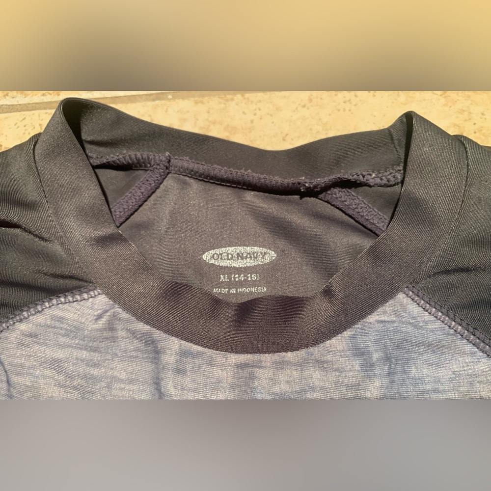 Old Navy Graphic Raglan-Sleeve Rashguard - Picture 4 of 8